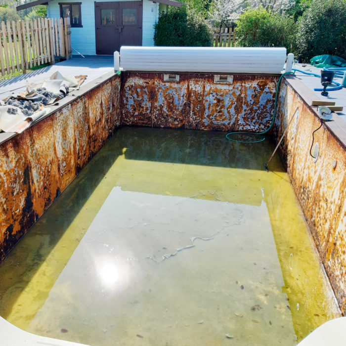 construction de piscine à Libourne, préparation d'un bassin de piscine avant pose d'un nouvel liner de piscine