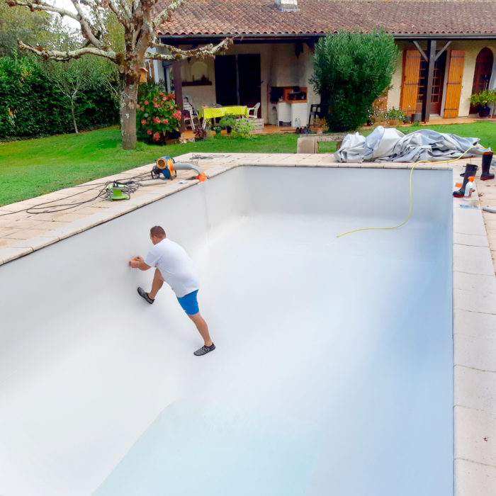 construction de piscine à Libourne, pose d'un nouveau liner de piscine