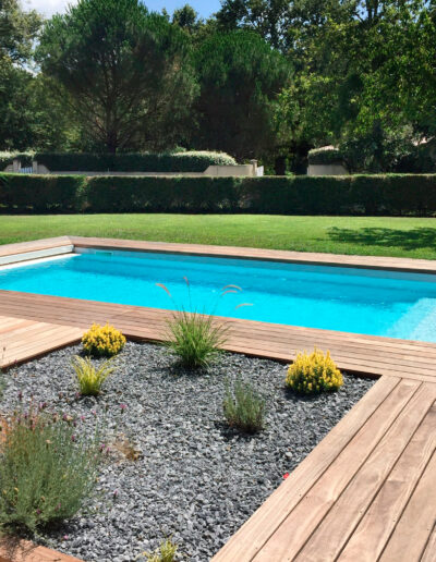 Construction of a swimming pool with wooden beach by Piscines ANCA