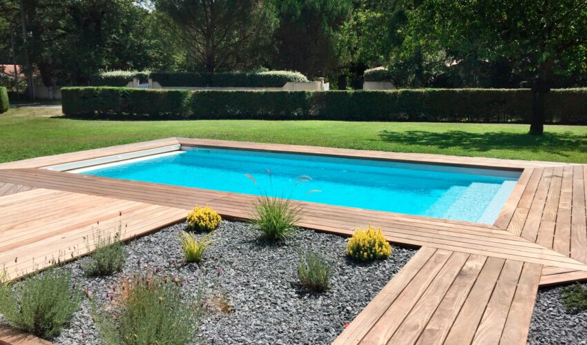 Construction of a swimming pool with wooden beach by Piscines ANCA