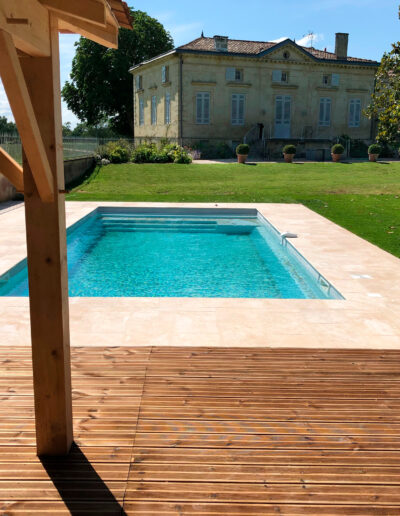 Réalisation d'une piscine et terrasse en bois par Piscines Anca