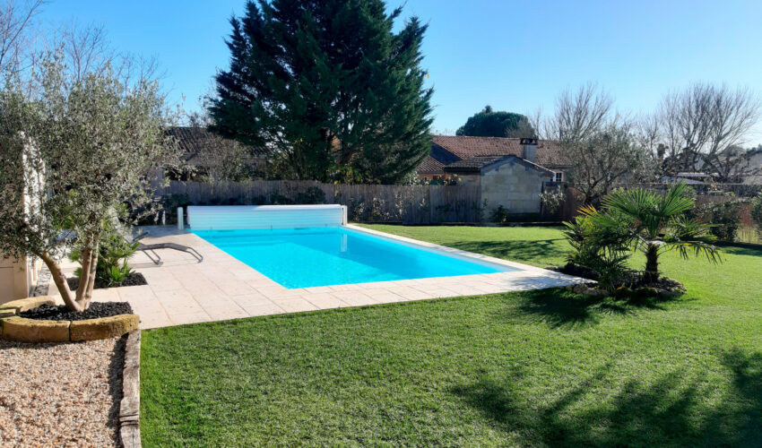 Construction of a swimming pool with shutter by Piscines ANCA