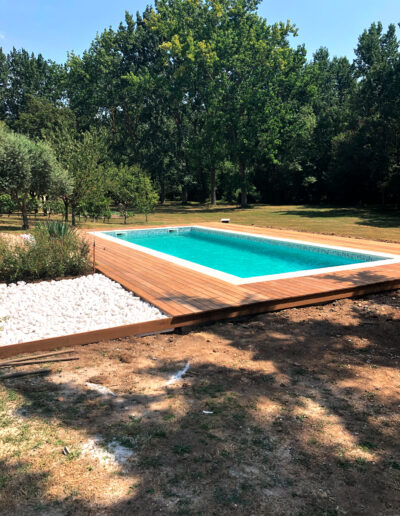 Réalisation d'une piscine avec plage en bois par Piscines Anca