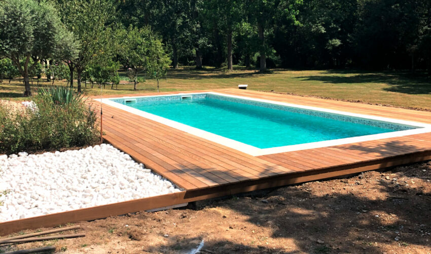 Construction of a swimming pool with wooden beach by Piscines ANCA