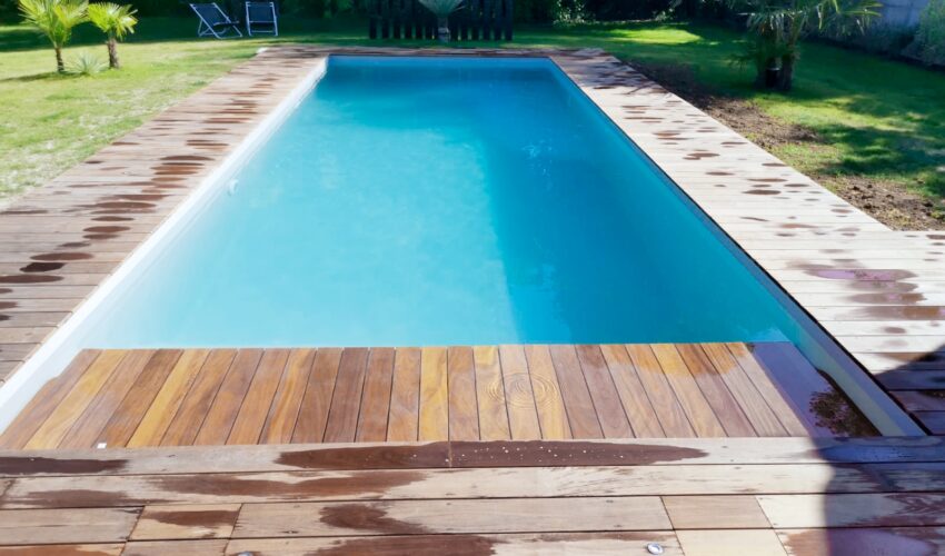 Réalisation d'une piscine avec caillebotis immergé par Piscines Anca