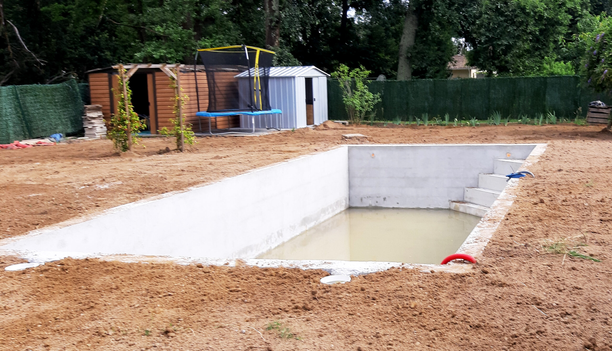 Terrassement et béton pour construction de piscine par Piscines ANCA
