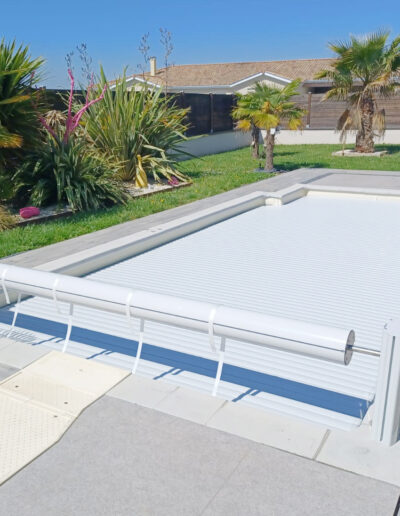 Construction d'une piscine maçonnée avec volet par Piscines Anca