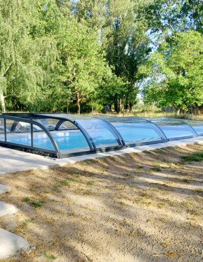 Construction d'une piscine avec un abri par Piscines Anca