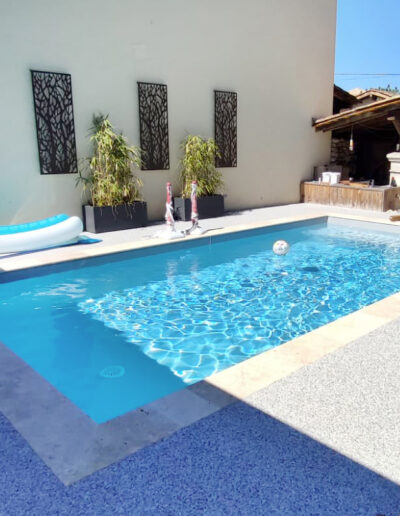 Construction d'une piscine avec une terrasse par Piscines Anca