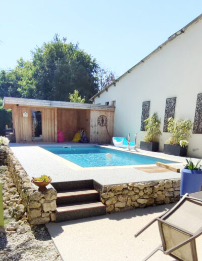 Construction d'une piscine avec une terrasse par Piscines Anca