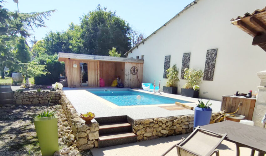 Construction d'une piscine avec une terrasse par Piscines Anca