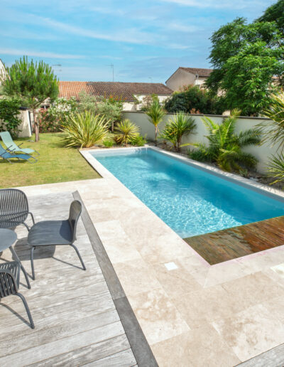 Construction d'une piscine avec une terrasse par Piscines Anca