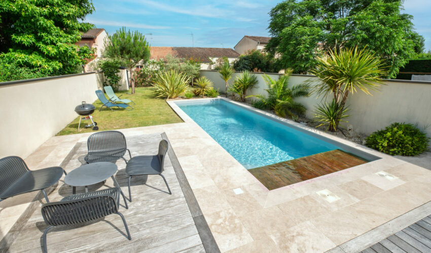 Construction d'une piscine avec une terrasse par Piscines Anca