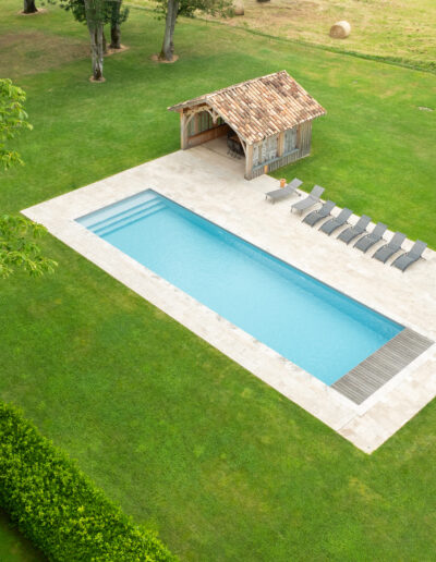 Construction d'une piscine avec une terrasse par Piscines Anca