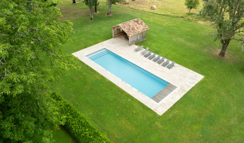 Construction d'une piscine avec une terrasse par Piscines Anca