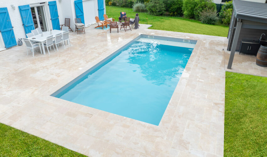 Construction d'une piscine avec une terrasse par Piscines Anca